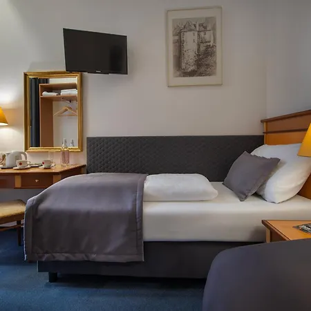 Season Three Stars Hotel