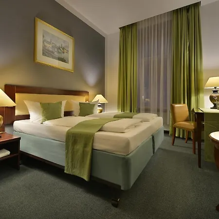 Season Three Stars Hotel