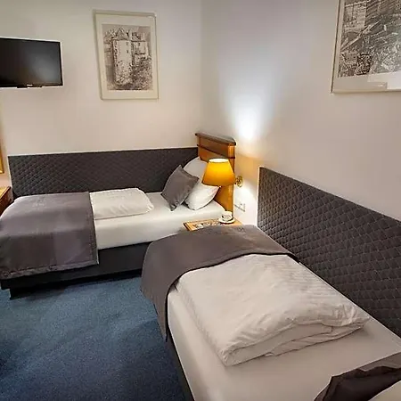 Season Three Stars Hotel