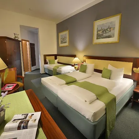 Hotell Season Three Stars 3*